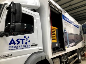 equipo de AST Grupo introduciendo una manga CIPP en una tubería.