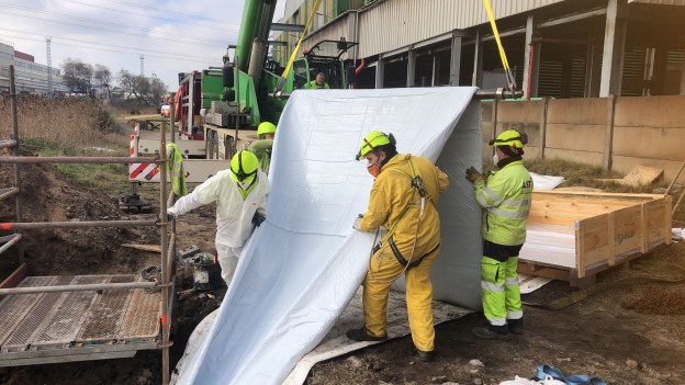 Operarios de AST Grupo introduciendo una manga CIPP en una tubería.