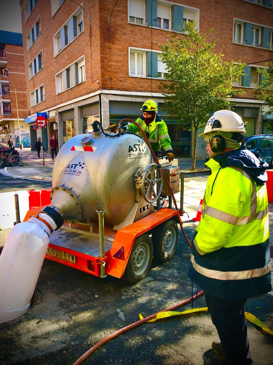 Tambor de inversión y operarios durante la instalación de manga CIPP DN 300 en Madrid