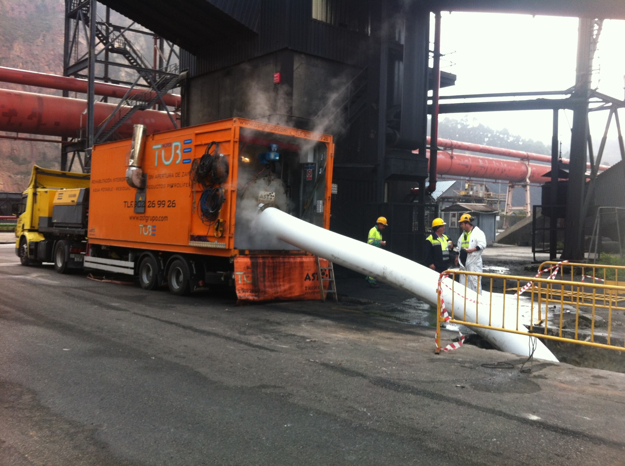 Equipo de inversión con manga CIPP DN 400 en la Central Térmica de Aboño